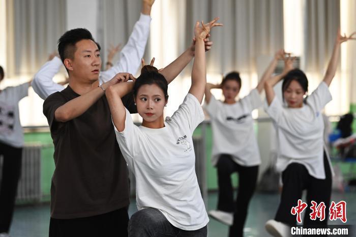 6月6日，在甘肅敦煌青年夜校課程中，青年學(xué)員學(xué)習(xí)敦煌舞課程。李亞龍 攝　　