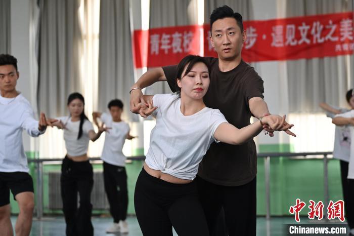 6月6日，在甘肅敦煌青年夜校課程中，學(xué)員學(xué)習(xí)敦煌舞課程。李亞龍 攝　　