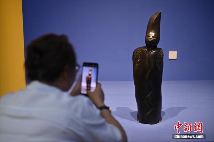 圖為游客拍攝蛇紋石作品《貴婦人》。中新社記者 李亞龍 攝