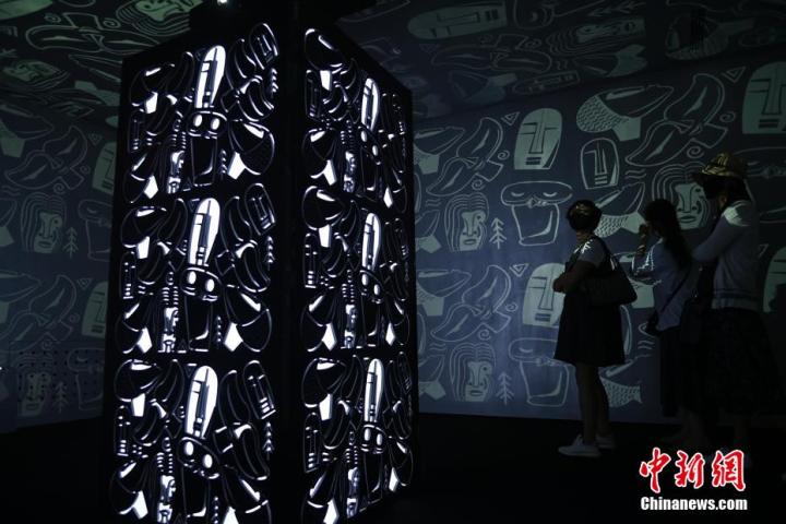 圖為游客參觀藝術展。中新社記者 李亞龍 攝