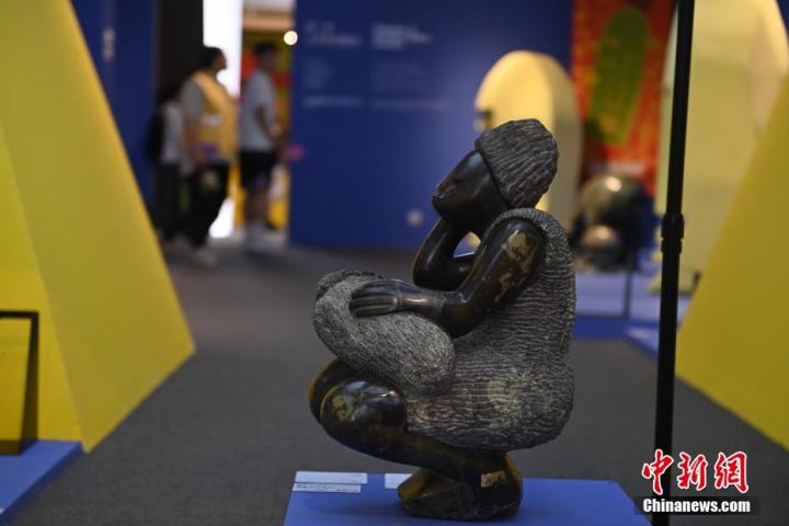 圖為游客參觀藝術展。中新社記者 李亞龍 攝</p>
<p>