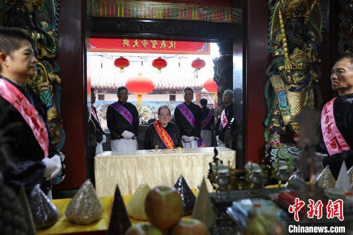 6月21日，“2024(甲辰年)兩岸共祭人文始祖伏羲典禮”在臺灣新北舉行。擔任主祭官的先嗇宮董事長、中國國民黨前秘書長李乾龍(中)出席典禮并擔任主祭官。中新社記者 張曉曦 攝