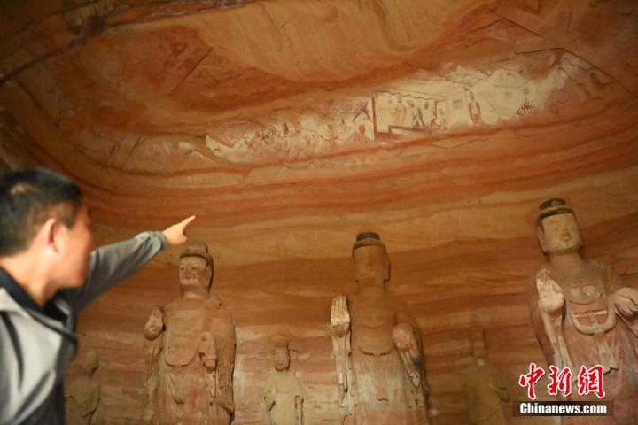 7月15日，甘肅省平?jīng)鍪袥艽h百里石窟長(zhǎng)廊中的南石窟寺1號(hào)窟內(nèi)，工作人員介紹窟內(nèi)僅存的浮雕——佛傳故事。百里石窟長(zhǎng)廊位于涇川縣境內(nèi)，由512個(gè)石窟、5眼窟中石井組成，現(xiàn)存王母宮石窟、鳳凰山石窟、南石窟寺、丈八寺石窟、羅漢洞石窟、太山寺石窟等規(guī)模較大的石窟群，還有數(shù)量眾多的小石窟群。南石窟寺開鑿于北魏永平三年，其中1號(hào)窟屬于大型七佛窟，七佛高達(dá)6米。中新社記者 李亞龍 攝</p>
<p>
