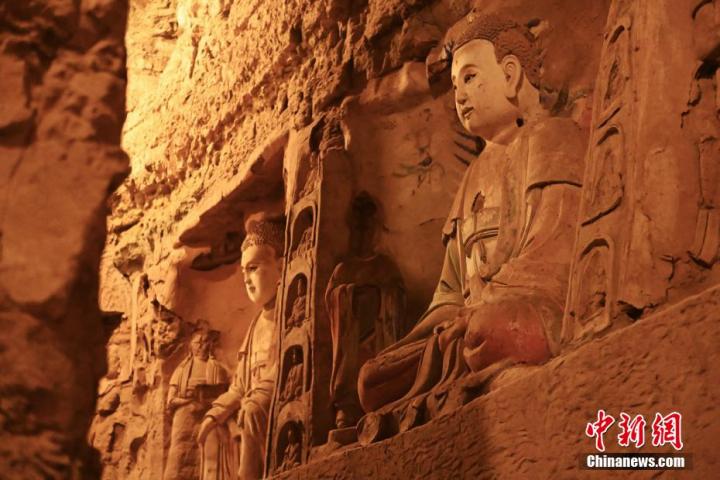 7月15日，甘肅省平?jīng)鍪袥艽h百里石窟長(zhǎng)廊中的王母宮石窟造像。百里石窟長(zhǎng)廊位于涇川縣境內(nèi)，由512個(gè)石窟、5眼窟中石井組成，現(xiàn)存王母宮石窟、鳳凰山石窟、南石窟寺、丈八寺石窟、羅漢洞石窟、太山寺石窟等規(guī)模較大的石窟群，還有數(shù)量眾多的小石窟群。王母宮石窟又名千佛洞，該窟設(shè)計(jì)宏大，造像生動(dòng)，窟內(nèi)擁有造像數(shù)百尊，是較為珍貴的佛教文化歷史遺存。中新社記者 李亞龍 攝</p>
<p>