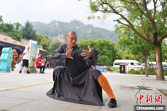 7月14日，甘肅省平涼市崆峒山景區(qū)內，嵩山少林弟子展示武藝。7月13日至14日，“2024年北京體育大學第十五屆國際武術比賽交流大會暨首屆崆峒山國際武術大會”舉行，大會也在崆峒山景區(qū)進行問道崆峒、武術高級研修班、崆峒拜師等系列活動。中新社記者 李亞龍 攝</p>
<p>
