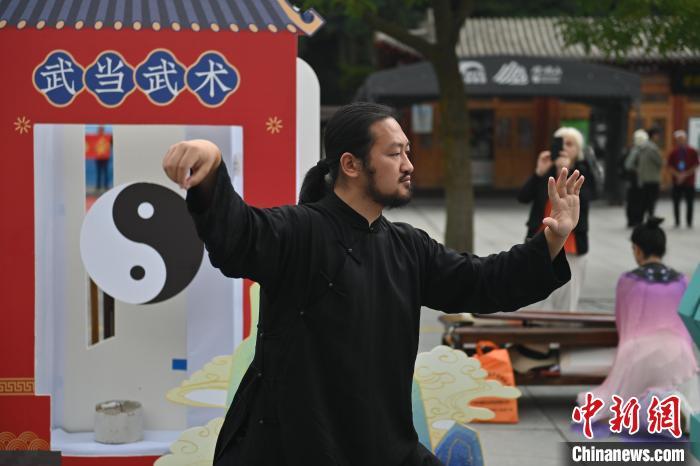 7月14日，甘肅省平涼市崆峒山景區(qū)內，武當玄武派傳承人展示武當武術。7月13日至14日，“2024年北京體育大學第十五屆國際武術比賽交流大會暨首屆崆峒山國際武術大會”舉行，大會也在崆峒山景區(qū)進行問道崆峒、武術高級研修班、崆峒拜師等系列活動。中新社記者 李亞龍 攝</p>
<p>