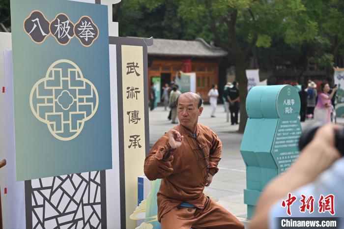 7月14日，甘肅省平涼市崆峒山景區(qū)內，八極拳傳承人展示八極拳。7月13日至14日，“2024年北京體育大學第十五屆國際武術比賽交流大會暨首屆崆峒山國際武術大會”舉行，大會也在崆峒山景區(qū)進行問道崆峒、武術高級研修班、崆峒拜師等系列活動。中新社記者 李亞龍 攝</p>
<p>