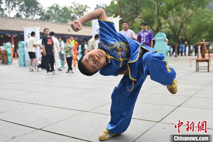 7月14日，甘肅省平涼市崆峒山景區(qū)內，小朋友展示查拳。7月13日至14日，“2024年北京體育大學第十五屆國際武術比賽交流大會暨首屆崆峒山國際武術大會”舉行，大會也在崆峒山景區(qū)進行問道崆峒、武術高級研修班、崆峒拜師等系列活動。中新社記者 李亞龍 攝</p>
<p>