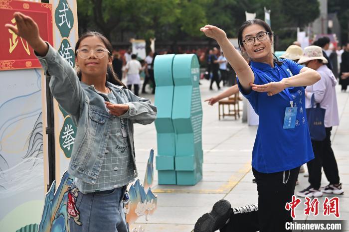 7月14日，甘肅省平涼市崆峒山景區(qū)內，霍氏練手拳傳承人、霍元甲玄孫女霍靜虹(右)教授武術愛好者霍氏練手拳。7月13日至14日，“2024年北京體育大學第十五屆國際武術比賽交流大會暨首屆崆峒山國際武術大會”舉行，大會也在崆峒山景區(qū)進行問道崆峒、武術高級研修班、崆峒拜師等系列活動。中新社記者 李亞龍 攝</p>
<p>