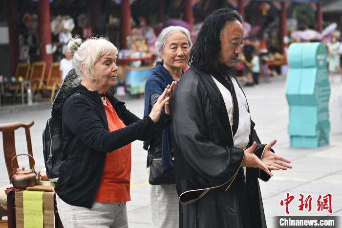 7月14日，甘肅省平涼市崆峒山景區(qū)內，外籍武術愛好者感受青城武術。7月13日至14日，“2024年北京體育大學第十五屆國際武術比賽交流大會暨首屆崆峒山國際武術大會”舉行，大會也在崆峒山景區(qū)進行問道崆峒、武術高級研修班、崆峒拜師等系列活動。中新社記者 李亞龍 攝</p>
<p>