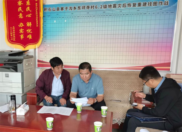 州縣紀(jì)委監(jiān)委機(jī)關(guān)聯(lián)合督查組對(duì)下沉干部 、駐村干部 、包村組長、村干部 “四級(jí)”干部履職到崗情況，以及工作日志和民情臺(tái)賬、訴求臺(tái)賬進(jìn)行日常監(jiān)督檢查，壓實(shí)工作責(zé)任。.jpg