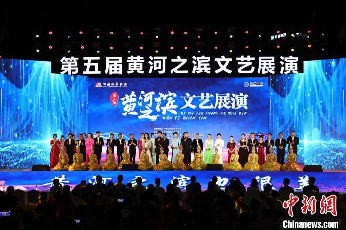 7月19日晚，第五屆黃河之濱文藝展演在蘭州體育文化廣場開幕。張曦予 攝