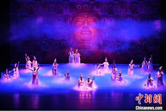 7月18日晚，中國經(jīng)典舞劇《絲路花雨》在甘肅蘭州黃河劇院進行演出。中國經(jīng)典舞劇《絲路花雨》迎來45周年，7月17日-8月4日在蘭州開啟為期多天的駐場演出。該舞劇取材于敦煌莫高窟壁畫，集中國霓裳羽衣舞、敦煌舞、印度舞、黑巾舞、波斯馬鈴舞等于一身，自1979年演出至今，該劇先后在40多個國家和地區(qū)演出近4000場，觀眾550多萬人次。中新社記者 李亞龍 攝</p>
<p>