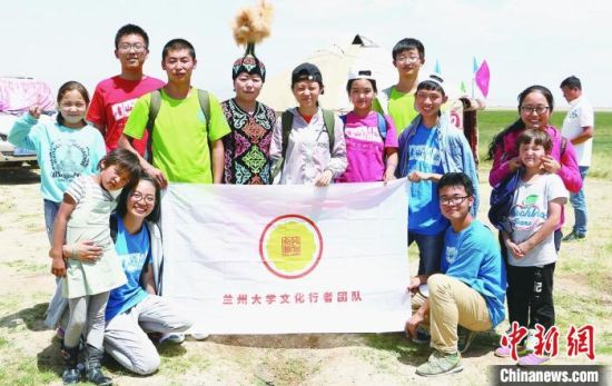 圖為蘭州大學(xué)文化行者團(tuán)隊(duì)走進(jìn)民族社區(qū)。(資料圖)蘭州大學(xué)供圖