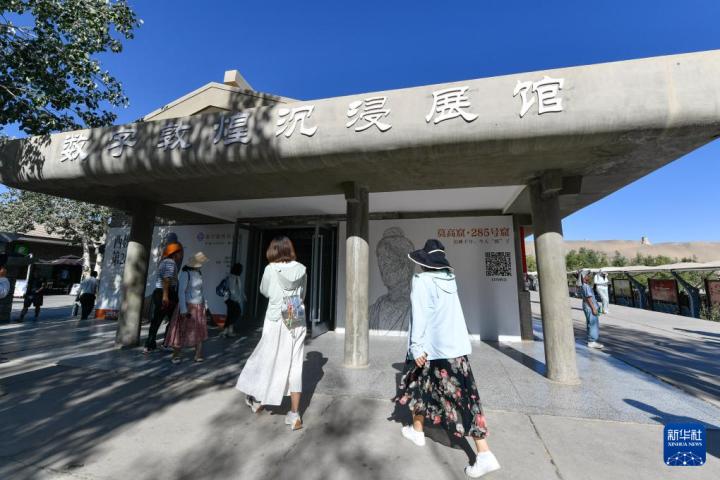 7月22日，游客排隊進入“尋境敦煌——數(shù)字敦煌沉浸展”場館。新華社記者 郎兵兵 攝</p>
<p>