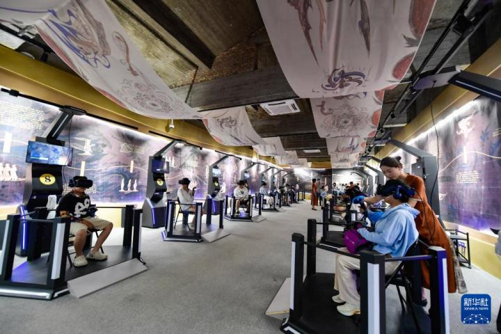 7月22日，游客線下體驗“尋境敦煌——數(shù)字敦煌沉浸展”。新華社記者 郎兵兵 攝</p>
<p>
