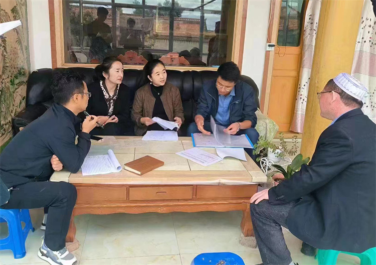 臨潭縣卓洛鄉(xiāng)紀委工作人員在下園子村農(nóng)戶家中了解在發(fā)放大病救助補助資金中是否存在落實不及時、不到位等作風方面的問題。.jpg