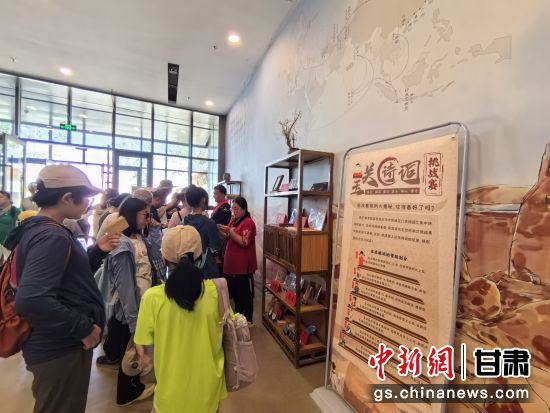 近日，玉門關(guān)遺址景區(qū)開啟了一場精彩紛呈的玉關(guān)詩詞挑戰(zhàn)賽，吸引眾多游人參與其中。玉門關(guān)遺址景區(qū)供圖