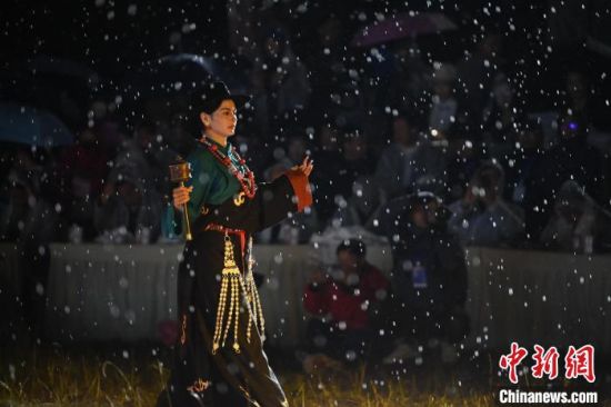 圖為2024年8月6日晚大賽現(xiàn)場模特進行比賽。李亞龍 攝