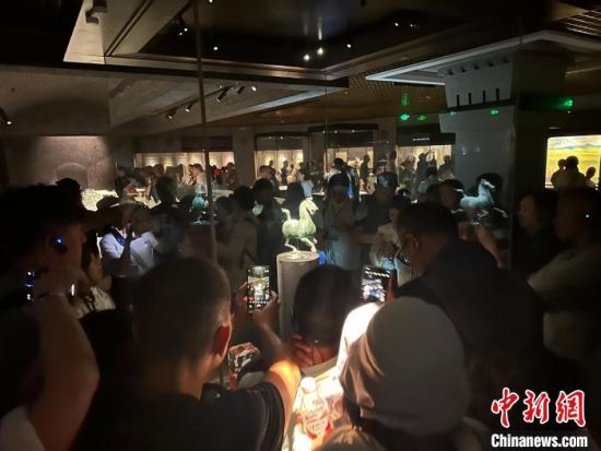 8月17日至23日，“濃濃民族情 兩岸一家親”臺灣同胞參訪團(tuán)甘肅行交流活動在甘肅展開。圖為臺胞參觀甘肅省博物館。中新社記者 閆姣 攝