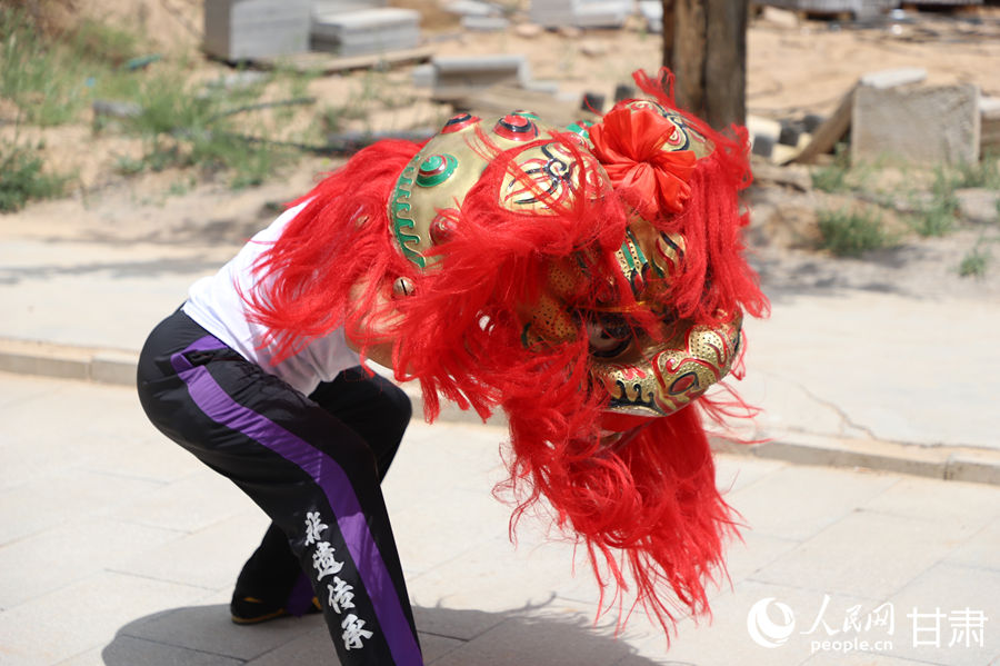 柴宗峰在桃林村展示蘭州北獅風(fēng)采。人民網(wǎng)記者 焦隆攝