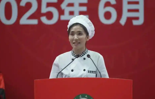 食堂阿姨演講爆火，最是真情動(dòng)人心
